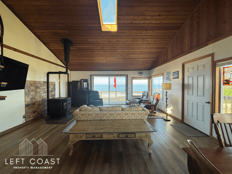 Lincoln City House: 1033 Northwest Inlet Avenue