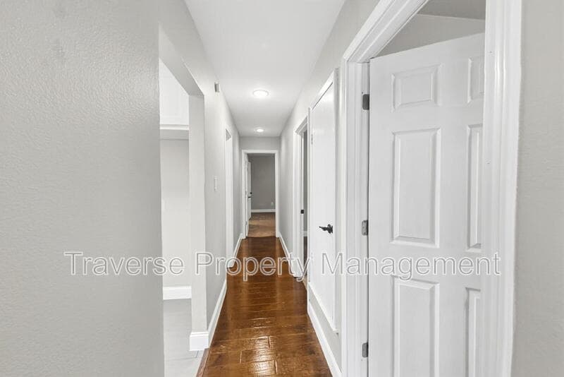 Bedford House: 2909 White Oak Ln