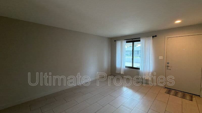 Glendale House: 6516 W Phelps Rd