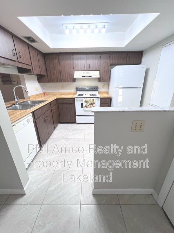 Bartow Condo: 265 Fleetwood Ave