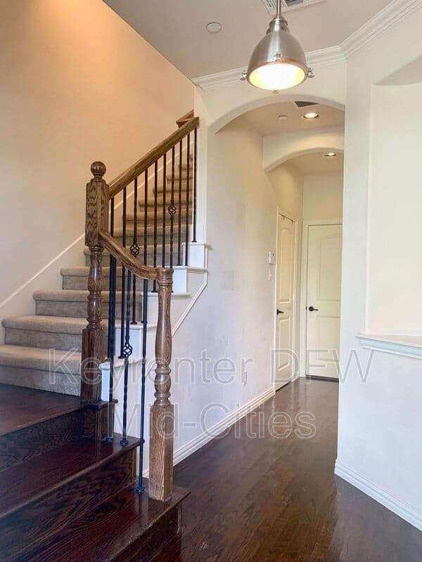 Irving House: 6463 Las Colinas Blvd