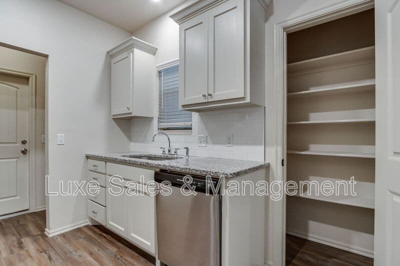 Edmond House: 341 Chalk Hill Ct