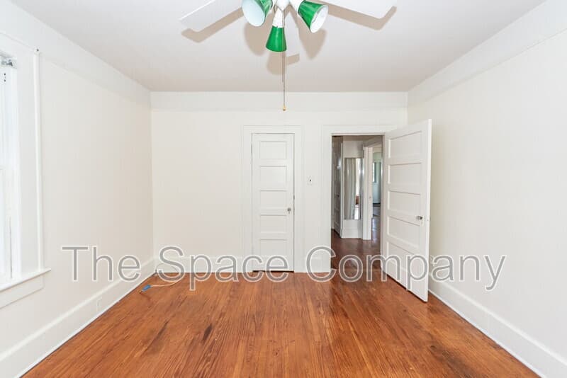 Charleston House: 25 8th Avenue