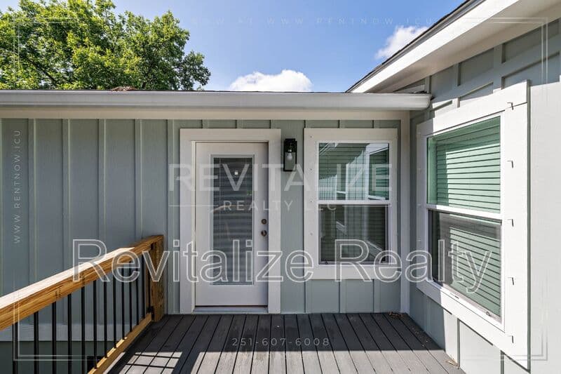 Mobile House: 80 Hathaway Rd N