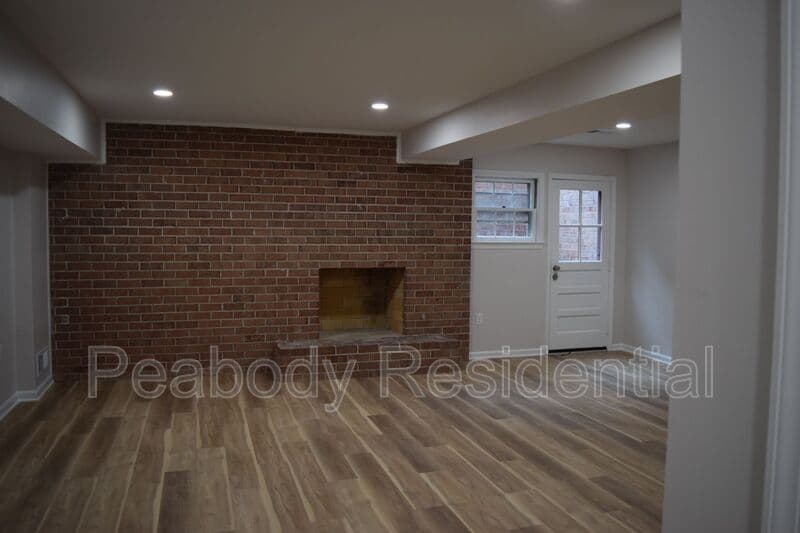 Alexandria House: 1013 N Vail St