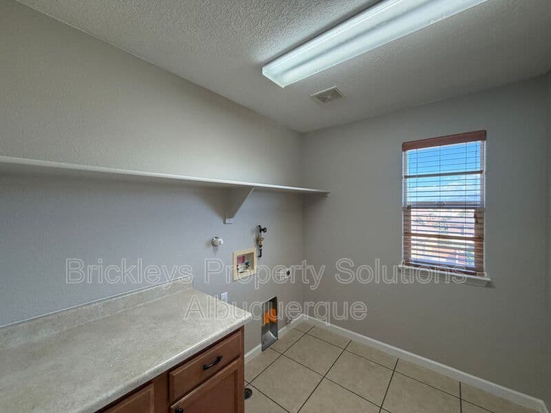 Rio Rancho House: 418 Paseo Roja Pl NE