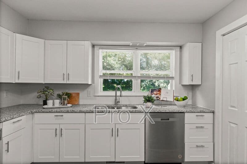 Fayetteville House: 2300 W Holly St