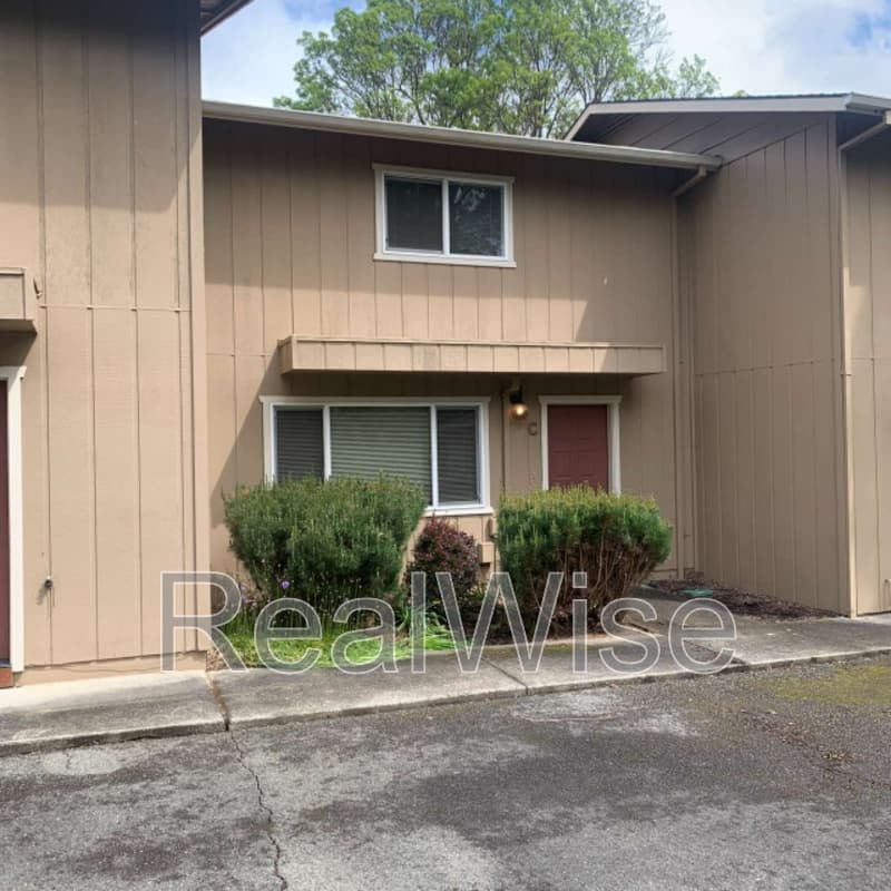 Grants Pass Townhome: 2170 NW N Hill Dr