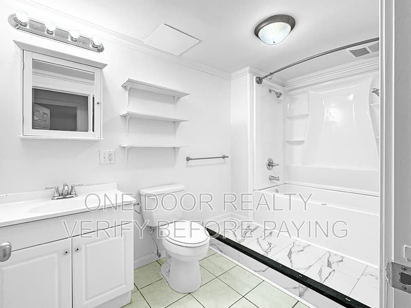 Williamsburg House: 712 Powell Street