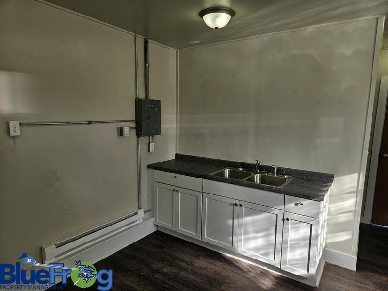 New London House: 314 South Pearl Street - 1