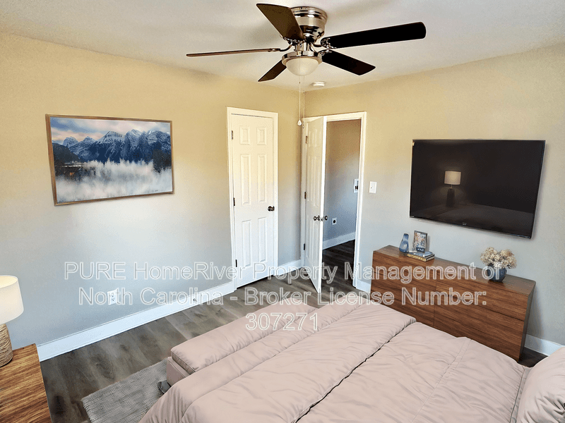 Lexington House: 920 Holt St