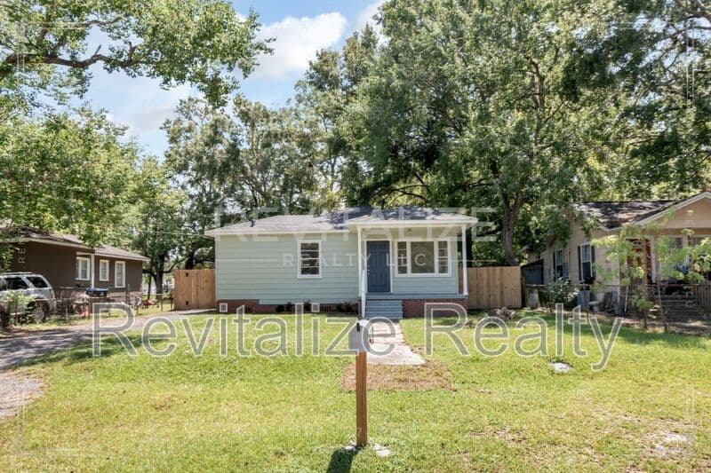 Chickasaw House: 253 10th Ave