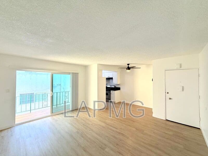 Los Angeles House: 1426 South Point View