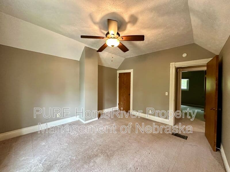 Omaha House: 1009 N 49th Ave
