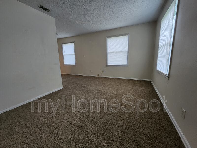 Pensacola House: 109 NW Gilliland Rd