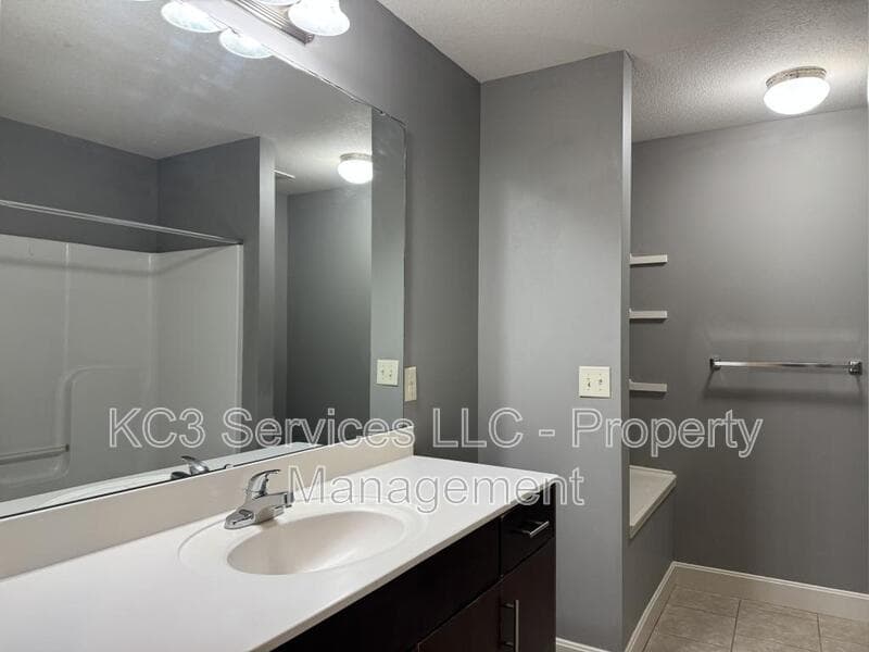 Kansas City House: 9326 N Robinhood Ave