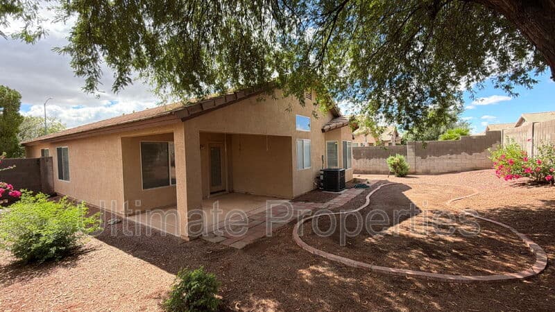Peoria House: 8002 W Salter Dr