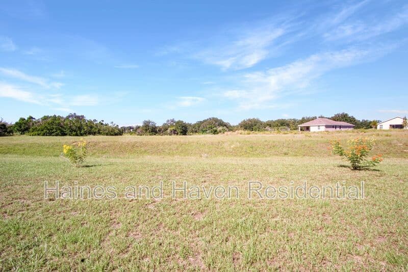 Dundee House: 1503 Swan Lake Cir