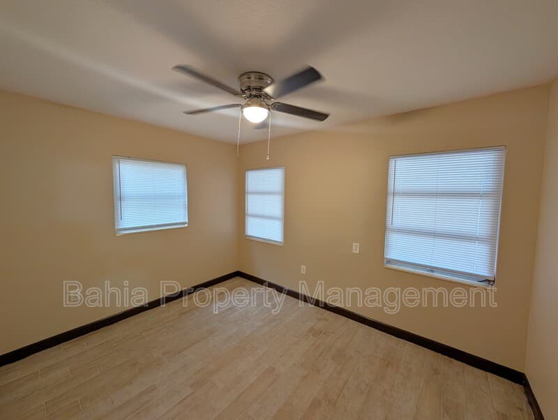 Tampa House: 2001 E Robson St