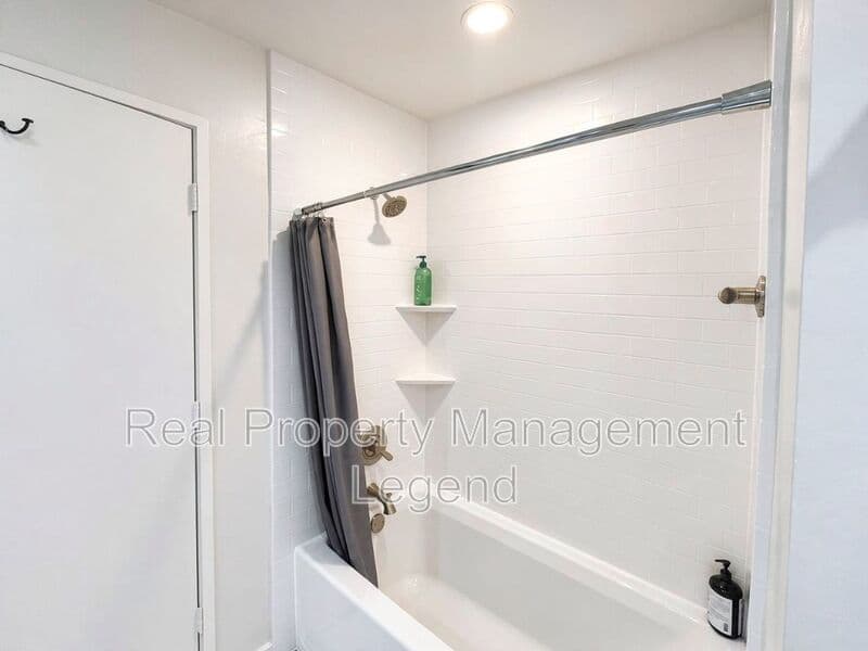 Dallas House: 4122 Travis St