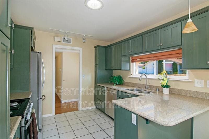 San Diego House: 5385 Brockbank Pl