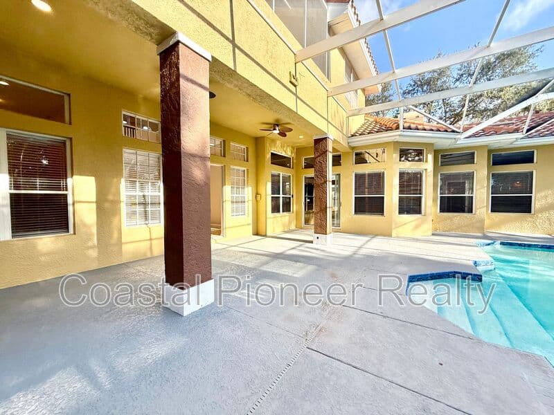 Largo House: 10334 Longwood Dr