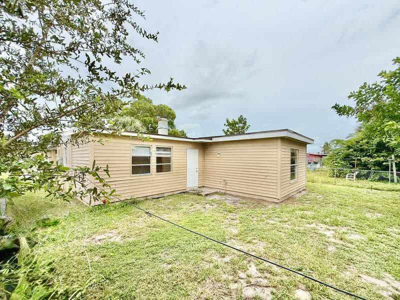 Fort Myers House: 2985 Saint Charles Street