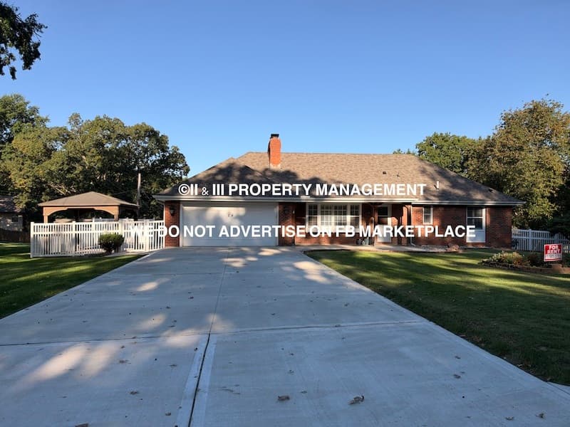 Kansas City House: 24 Northeast Normandy Lane