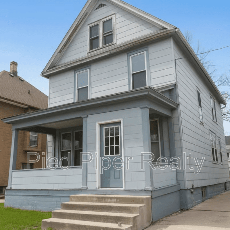 Freeport House: 19 W Iroquois St
