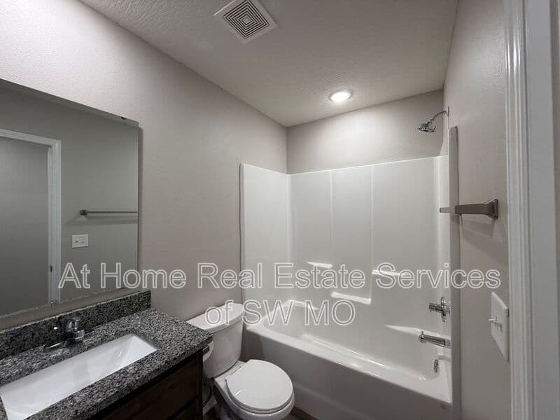 Ozark House: 820 E Watermill Cir
