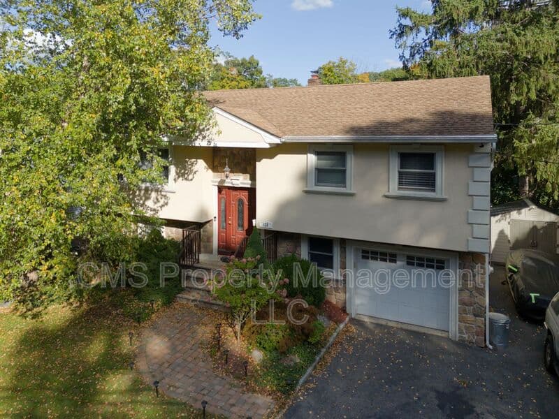 Bloomingdale House: 128 Reeve Ave