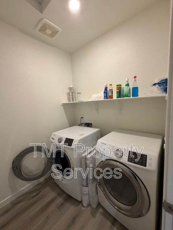 Dixon House: 1705 Orchid Avenue