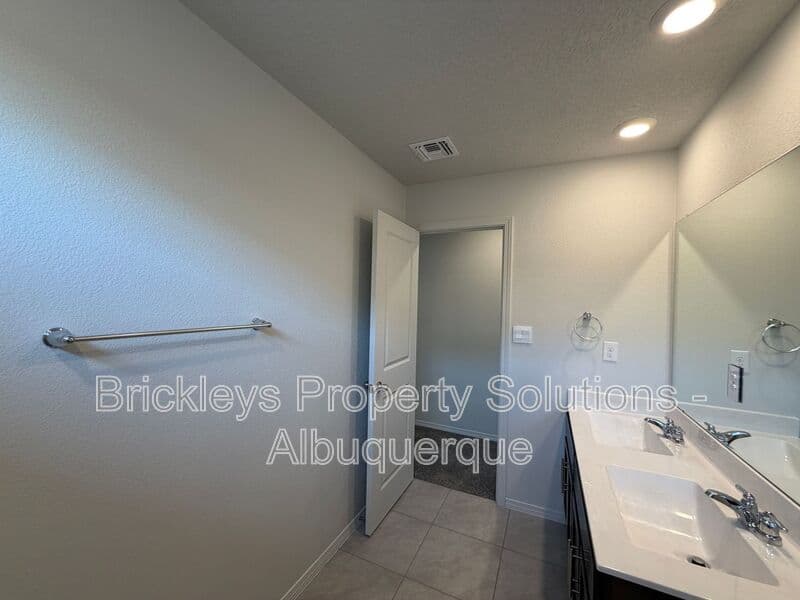 Albuquerque House: 6118 Chicago Dr SE