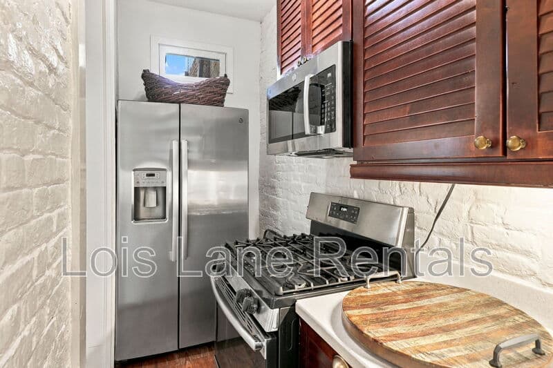 Charleston House: 22 Wentworth Street