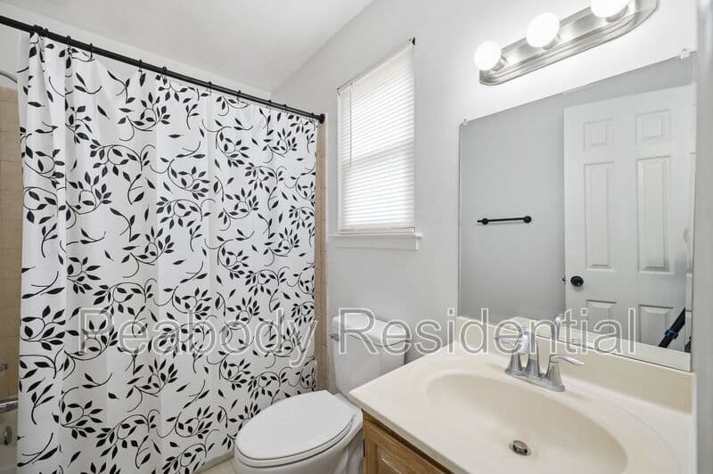 Great Falls House: 10609 Oxford Ct