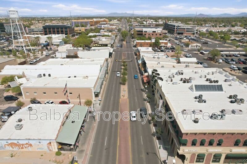 Gilbert House: 1 N Cottonwood Dr