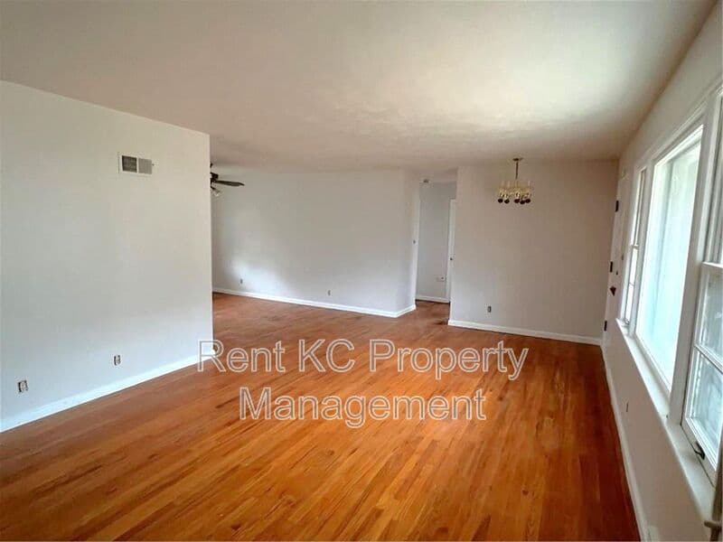 Kansas City House: 800 E 75th Terrace