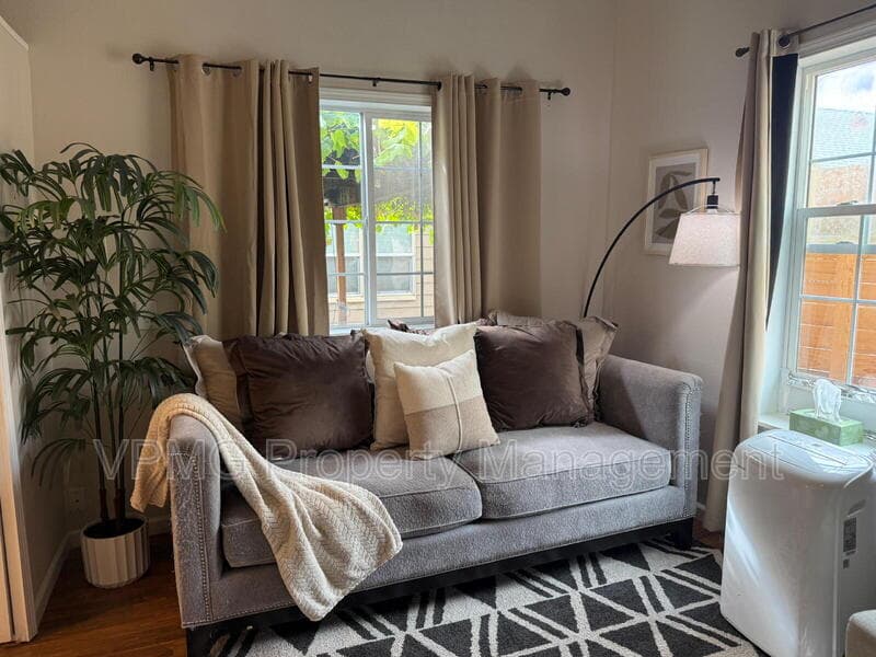 Vancouver Condo: 116 E 35th St