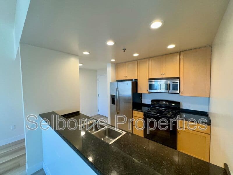 Oakland House: 1401 Jackson Street