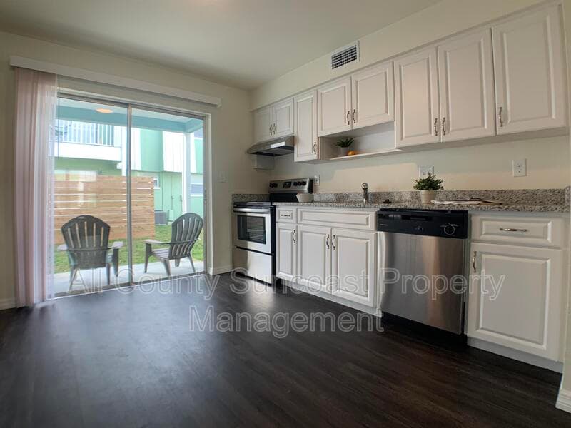 Pinellas Park Condo: 7450 35th St N #1002
