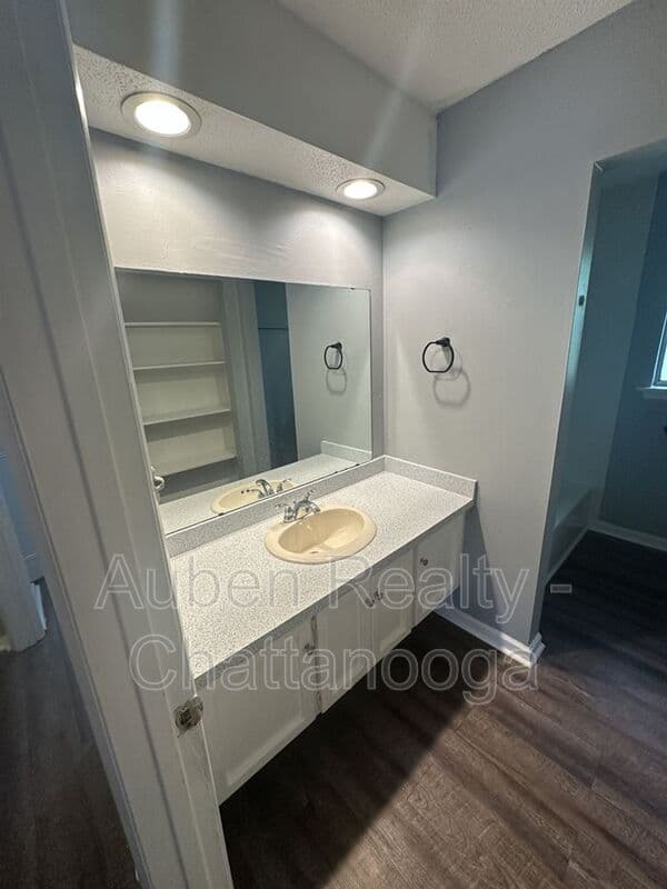 Hisxon Condo: 809 Forest Dale Lane