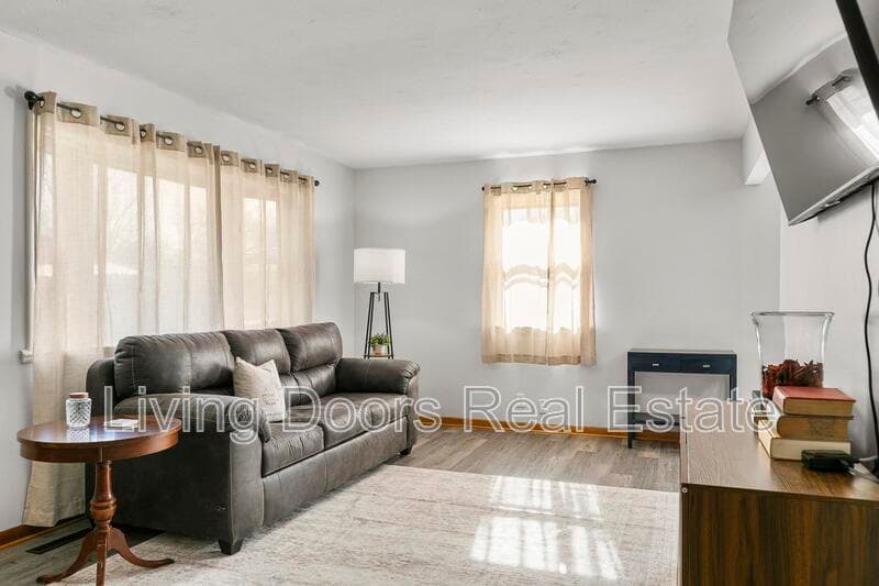 Lincoln House: 6935 Colby St