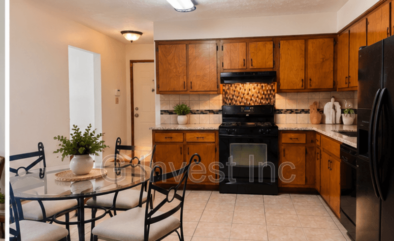 College Park House: 2795 Foxhall Lane N
