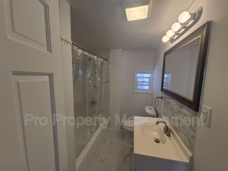 New Haven House: 35 SALTONSTALL AVE