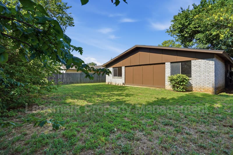 Arlington House: 2711 Treeview Drive