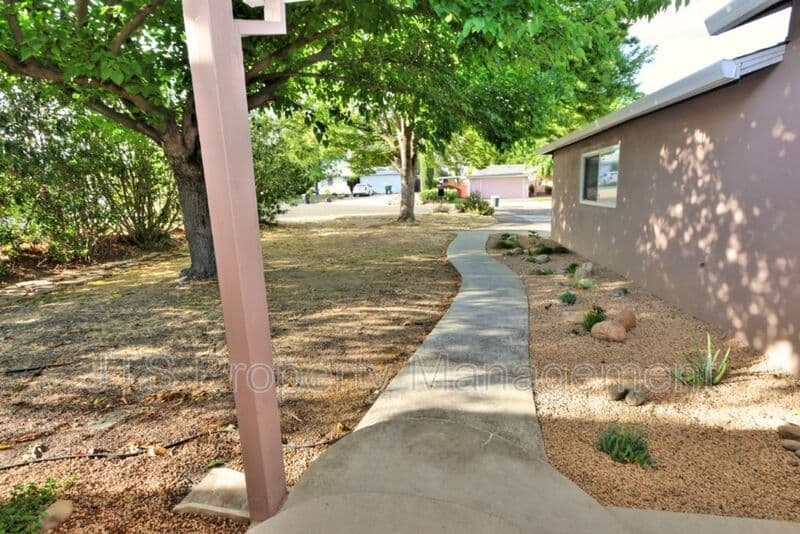 Fair Oaks House: 6906 Pin Oak Court