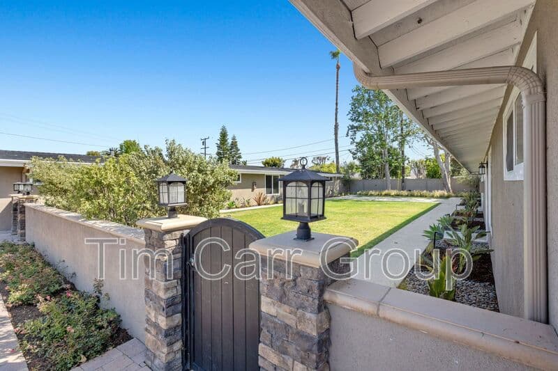 Costa Mesa Condo: 241 E 18th Street