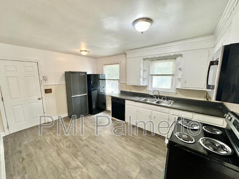 Columbia House: 3727 Maybank St