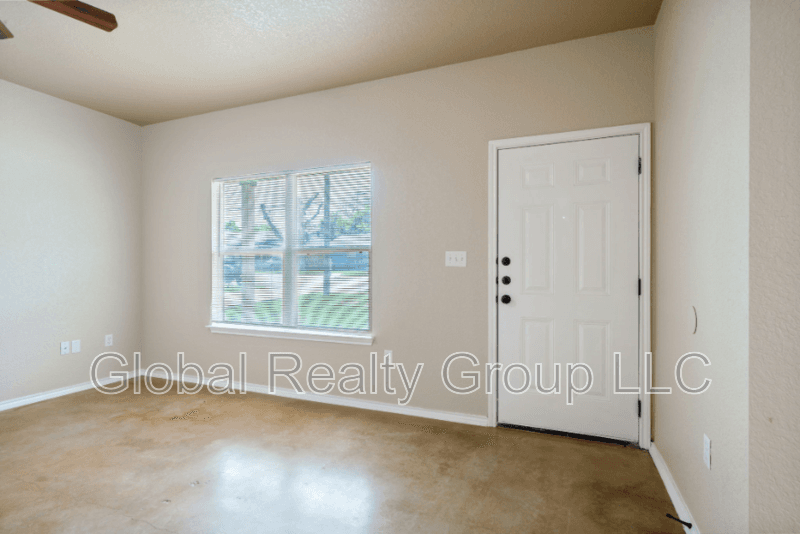 New Braunfels House: 161 S Krueger Ave