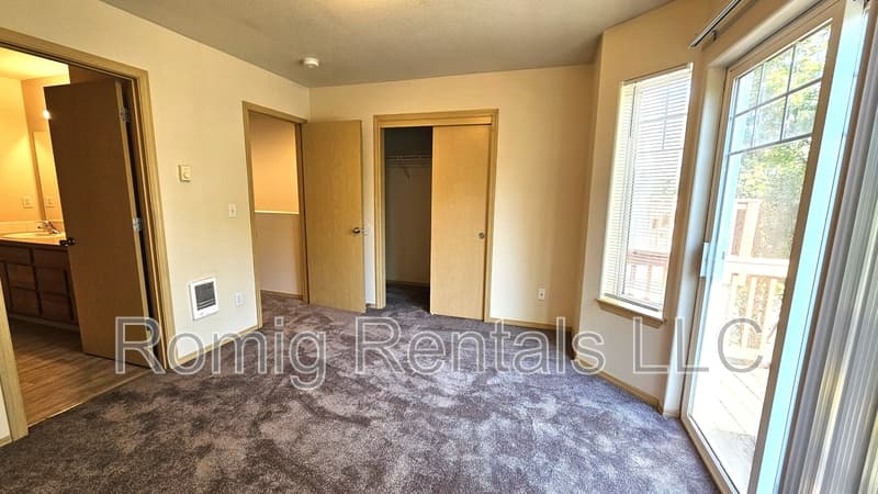Vancouver House: 4484 Northeast Nicholson Loop